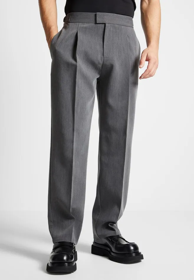 Men Manire De Voir Relaxed Fit Grained Pleated Tailored Trousers Dark Grey