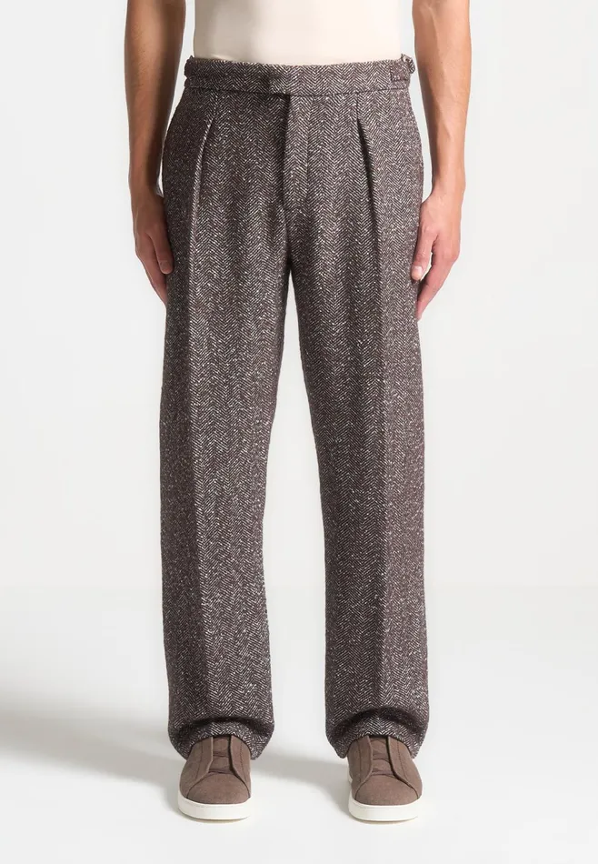 Men Manire De Voir Relaxed Fit Wool Blend Herringbone Pleated Tailored Trousers Brown