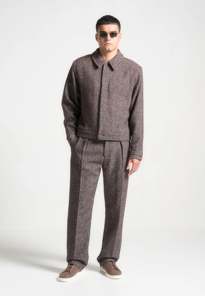 Men Manire De Voir Relaxed Fit Wool Blend Herringbone Pleated Tailored Trousers Brown