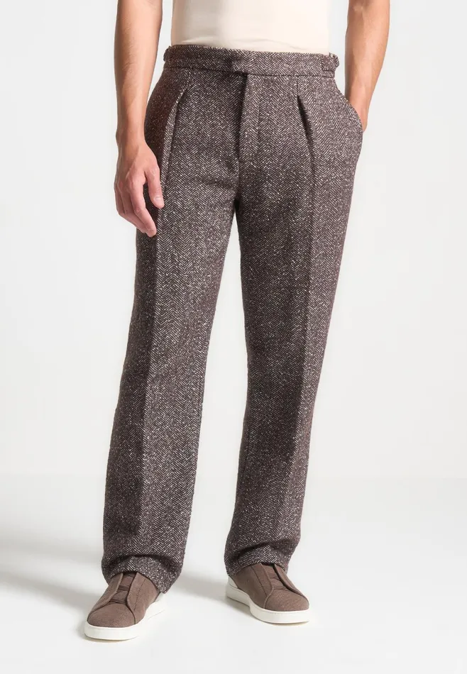 Men Manire De Voir Relaxed Fit Wool Blend Herringbone Pleated Tailored Trousers Brown
